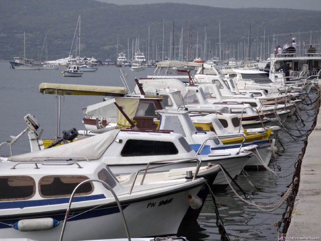 Hafen auf Krk, Kroatien: Wer an der kroatischen Küste in einer Marina festmacht, muss Einiges beachten.