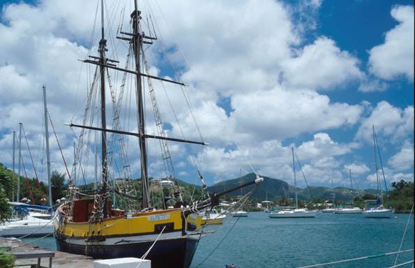 In English Harbour, dem Zentrum der Antigua Sailing Week (ASW), geht während der Race-Week jeden Abend die Post ab. Ganz heißer Tipp: Dinghi, Außenborder und Tank gut sichern.
