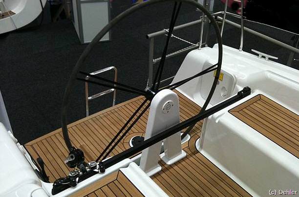 Die Dehler 32 wird auf Kundenwunsch auch mit Radsteuerung geliefert - by Yachtfernsehen.com