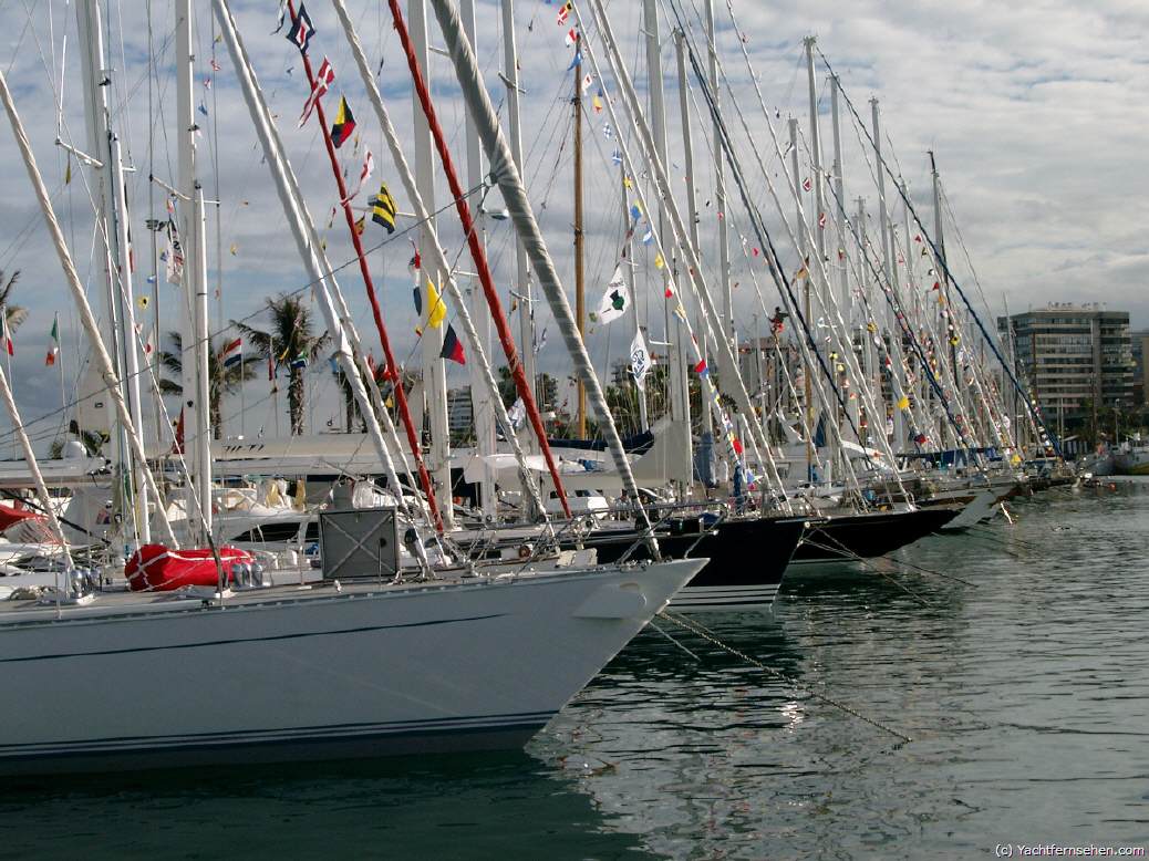 Über die Toppen geflaggt: die ARC-Flotte in Las Palmas/Gran Canaria - by Yachtfernsehen.com