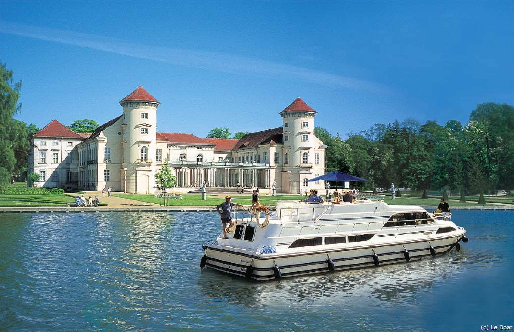 Hausboot vor Schloss Rheinsberg - powered by Yachtfernsehen.com