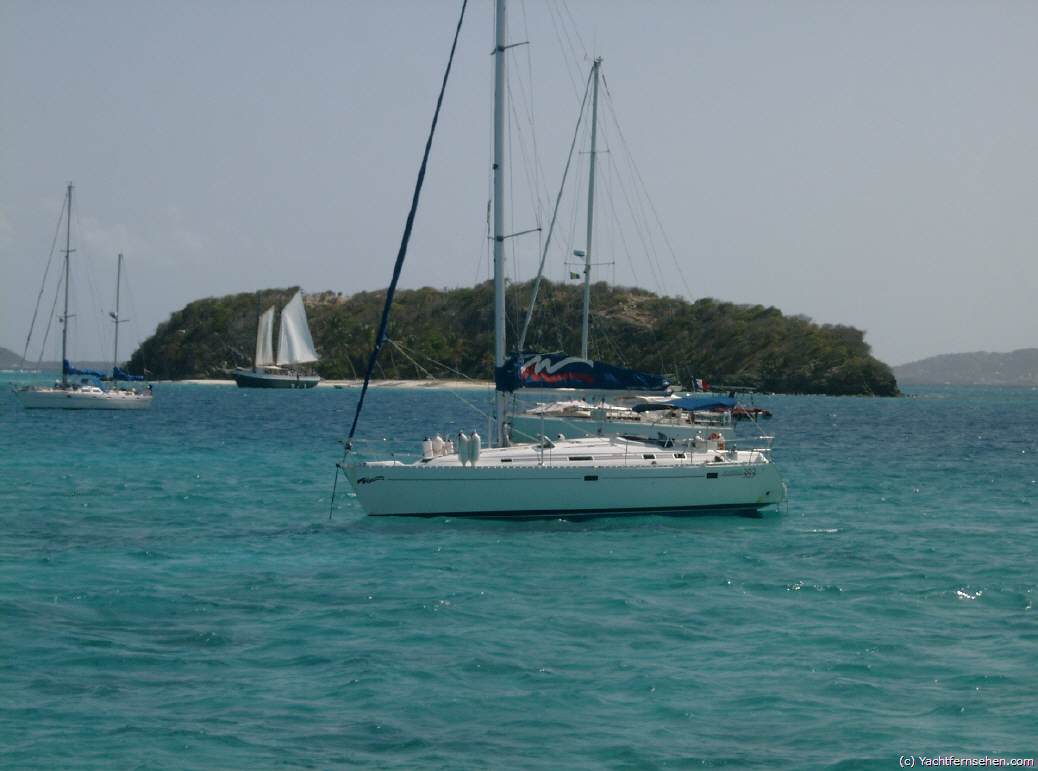 Charteryacht vor Anker in den Tobago Cays / Windward Islands / Karibik - by Yachtfernsehen.com