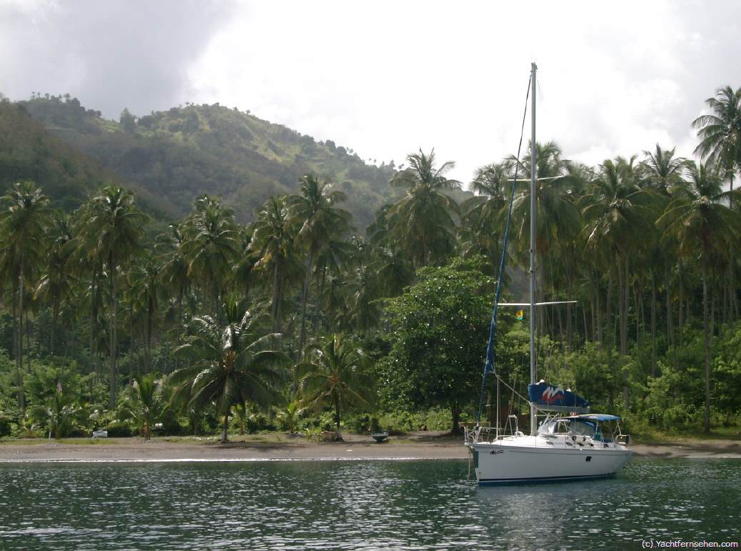 Moorings-Charteryacht in der Wallilabou-Bay auf St. Vincent (Windward Islands, Karibik) - by Yachtfernsehen.com.