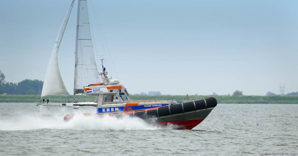 Die "Frans Verkade", ein Seenotrettungsboot der KNRM, ist unterwegs zu einem Einsatz - (c) by yachtfernsehen.com