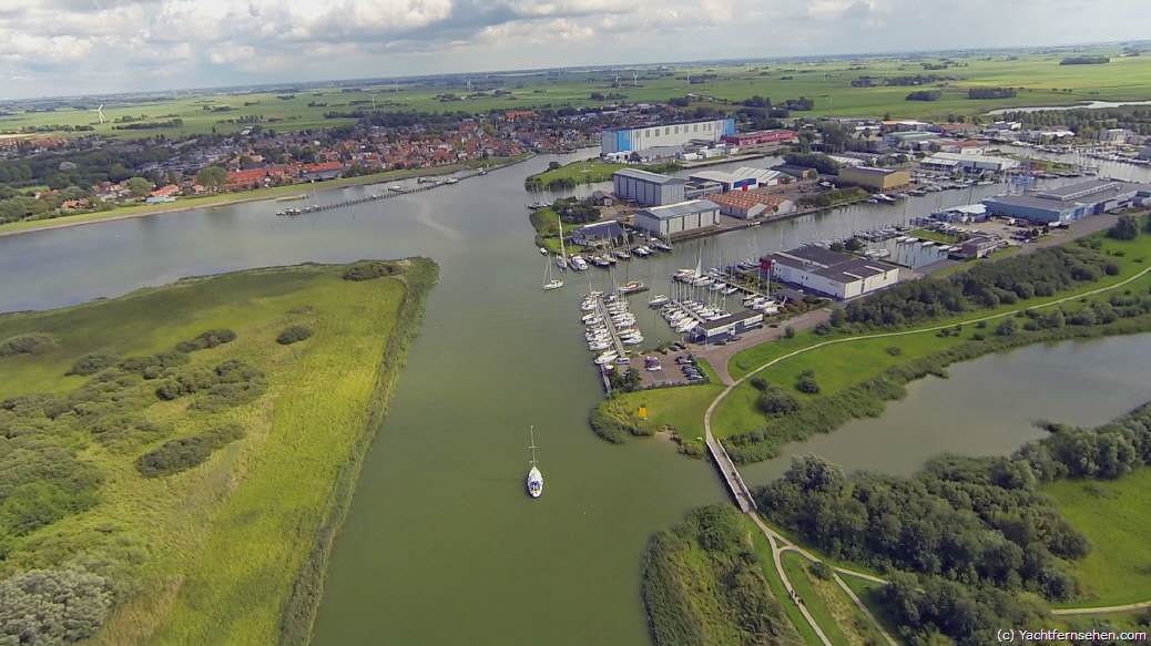 Die Häfen von Makkum am IJsselmeer aus der Luft - van boven - by airview - (c) by Yachtfernsehen.com
