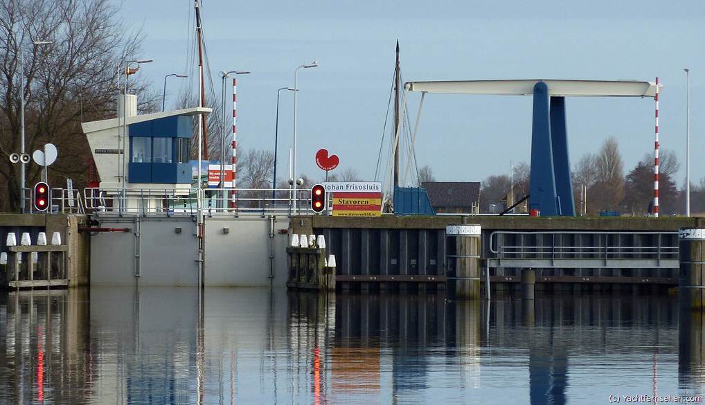 Johan-Frisosluis in Stavoren (NL): das Tor zwischen Friesischen Seen und IJsselmeer wird bis Sommer 2013 um eine weitere Schleusenkammer erweitert.