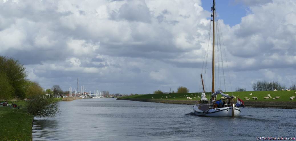 Vom IJsselmeer nach Workum/Warkum führt der Kanal Het Zool. Die maximal erlaubte Geschwindigkeit beträgt 9 km/h (etwa 4,9 Knoten).