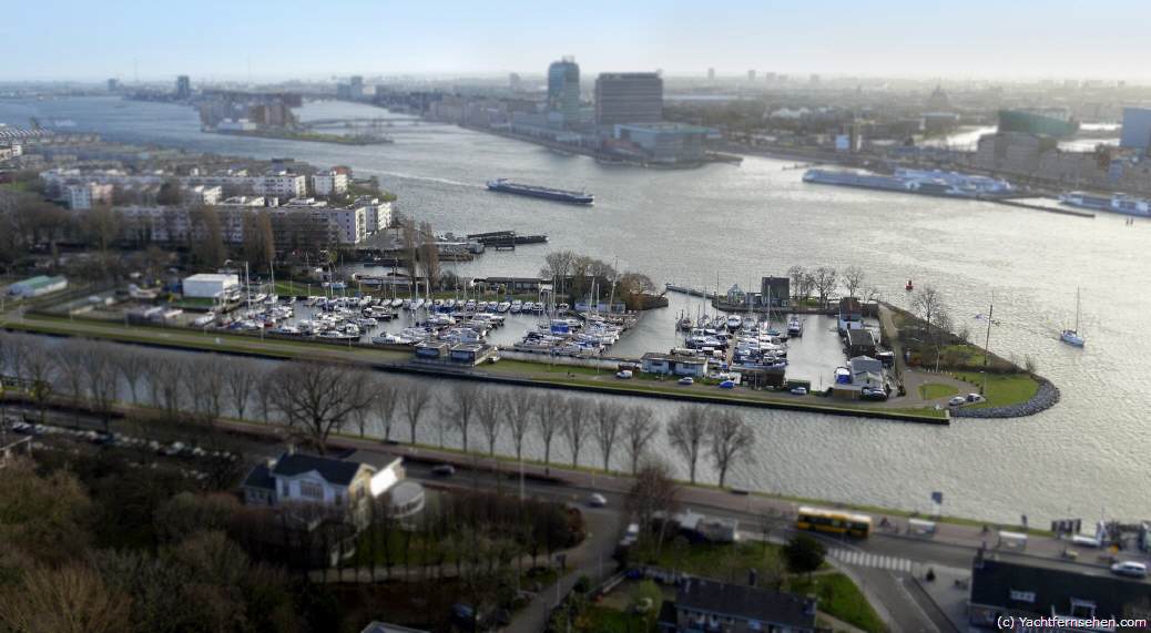 Der Yachthafen Sixhaven in Amsterdam liegt gegenüber dem Hauptbahnhof (Station Centraal) in Amsterdam. Mit der Gratis-Fähre ist man in wenigen Minuten in Amsterdam-City. (c) by yachtfernsehen.com