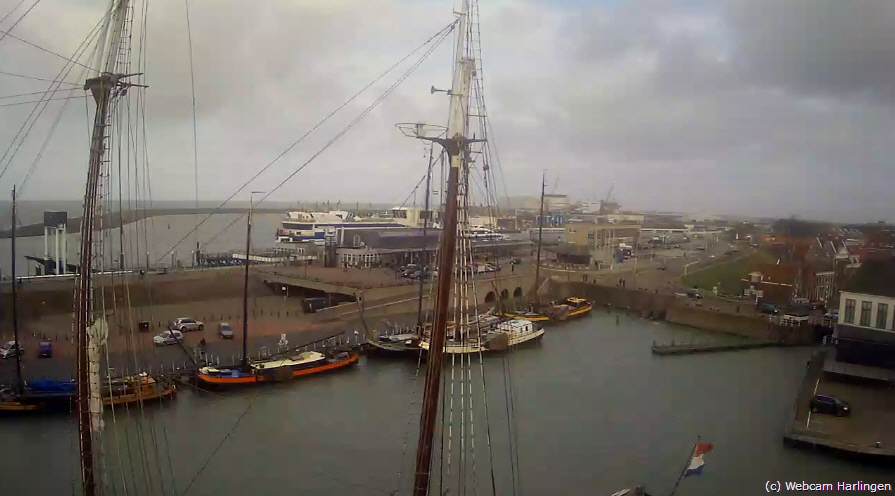 Eine Webcam zeigt den Binnenhafen / binnenhaven von Harlingen, Holland (Niederlande, Netherlands)