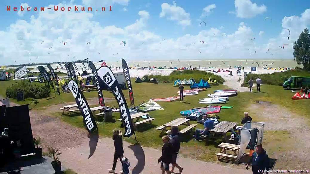 Webcam am Strand von Workum am IJsselmeer, Niederlande. Blick auf den Strand und die Surfschule.