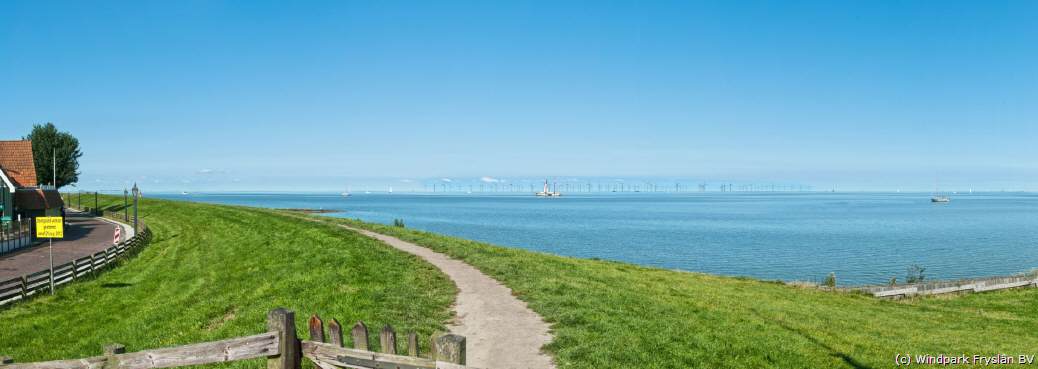 Auch Hindeloopen bekommt eine neue Aussicht, wenn die Windkraftanlage im IJsselmeer gebaut wird. In dieser Animation von Windpark Fryslân BV ist die größte Variante mit 100 Windrädern auf dem IJsselmeer dargestellt.