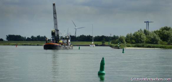 Am IJsselmeer, wie hier vor Workum, müssen Hafeneinfahrten regelmäßig freigebaggert werden.