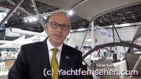 Daniel Kohl, Marketingchef bei Bavaria Yachtbau, Giebelstadt, freut sich über die Auszeichnung European Yacht of the Year für seine Cruiser 46 - by Yachtfernsehen.com