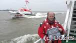 Peter Neumann stellte seinen Bildband "Respekt" an Bord des Seenotrettungskreuzers HERMANN MARWEDE/Station Helgoland vor. Im Hintergrund ist der Seenotrettungskreuzer HERMANN HELMS/Station Cuxhaven zu sehen.