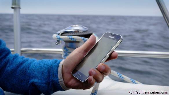 Wer als Wassersportler auf See zum Handy greift und Daten verschicken will, sollte gut auf seinen Geldbeutel aufpassen: Mobilfunkanbieter wie Vodafone wissen, wo man gerade ist - und halten die Hand auf.