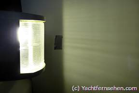 Hecklaterne mit Igel-förmiger LED in einer Hella Marine Series 2984-Laterne: Das Licht erscheint auch in der optischen Wahnehmung leicht grünlich. (c) by Yachtfernsehen.com