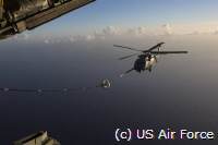 Hubschrauber holten die Schiffbrüchigen ab. Sie wurden in der Luft an der HC-130P/N "King" aufgetankt.