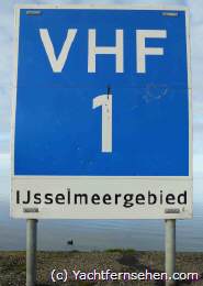 Über VHF/UKW-Kanal 1 gibt es vom Zentralen Meldeposten IJsselmeer regelmäßige Revierberichte und Wettervorhersagen sowie - auch nach Eingang - Sturm- und Starkwindwarnungen für Markermeer und IJsselmeer.