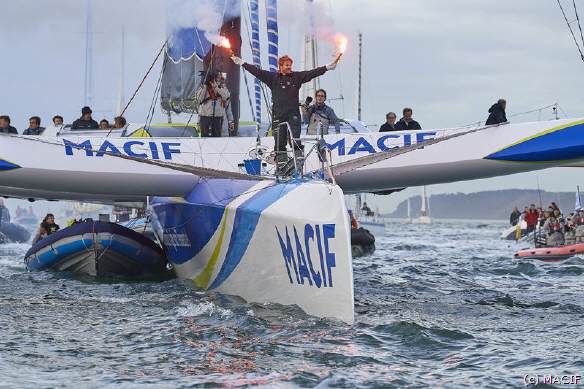 Brest (SP) Der Solosegler François Gabart (34) hat mit seinem 30 Meter langen Trimaran MACIF die Welt in neuer Rekordzeit von nur 42 Tagen, 16 Stunden, 40 Minuten und 35 Sekunden umrundet.