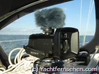 Der HD-Camcorder Sony HDR CX 730/740/750 mit aufgestecktem Sony Stereo Mikrofone ECM-HST1 (mit Kunstfell als Windschutz) beim Yachtfernsehen-Test auf See.