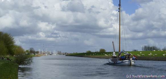 Vom IJsselmeer nach Workum/Warkum führt der Kanal Het Zool. Die maximal erlaubte Geschwindigkeit beträgt 9 km/h (etwa 4,9 Knoten).