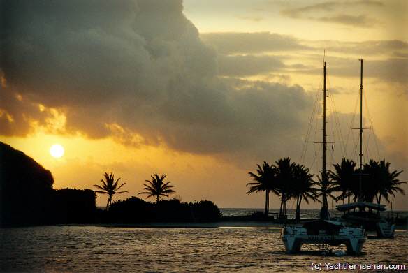 Karibik: Sonnenaufgang hinter Mayreau, St. Vincent and the Grenadines - by Yachtfernsehen.com