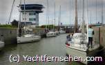 Schleuse in den Niederlanden - hier: Lorentzsluis bei Kornwerderzand am Abschlussdeich zwischen IJsselmeer und Wattenmeer/Nordsee. Meist aber herrscht großes Gedränge - by Yachtfernsehen.com.