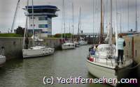 Schleuse in den Niederlanden - hier: Lorentzsluis bei Kornwerderzand am Abschlussdeich zwischen IJsselmeer und Wattenmeer/Nordsee. Meist aber herrscht großes Gedränge - by Yachtfernsehen.com.