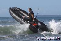 Die komplett zerlegbaren Kat-Schlauchboote Takacat-LiteX und LiteS (Bild) sind die idealen Boote für Schwimmer, Taucher, Kite-Surfer und auch für die Wasserrettung mit Hunden.