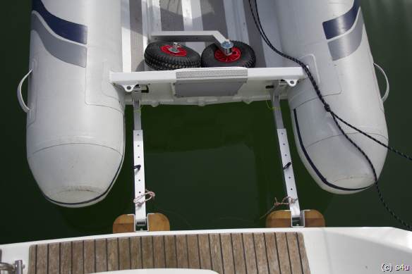 Tender-Connect  ist eine Konstruktion aus eloxiertem Aluminium und verbindet ein Schlauchboot mit einer patentierten Aufnehmertechnik mit dem Heck des Schiffes. Damit kann es hochgezogen und einfach am Heck transportiert werden.