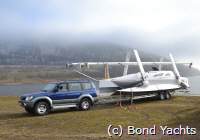 Der neue TNT 34-Trimaran von Bond Yachts auf einem Trailer.