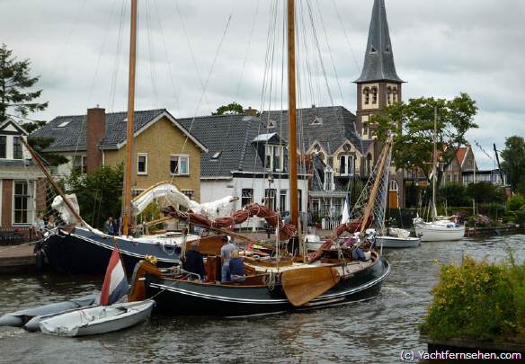 Fast alle Kanäle in Friesland führen mitten durch idyllische Städte und Dörfer - wie hier in Woudsend (friesisch: Waldsein), gelegen zwischen Heegermeer und Slotermeer. Dort gibt es sogar noch einen "Dorpsomroeper", der im historischen Gewand alles Vertellenswerte unters Volk bringt.