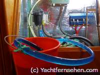Yacht Maschine Diesel winterfest machen - Tipps von Yachtfernsehen.com - So bekommt man das Frostschutzmittel in den Yachtdiesel: Am Seeventil den Ansaugschlauch vom Seeventil gegen einen Schlauch tauschen, der in den Eimer mit dem Frostschutzmittel gesteckt wird.